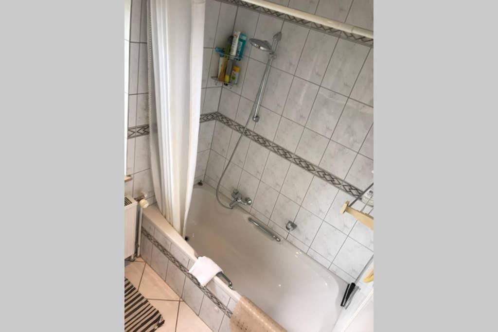 Bahnhofsnahe, Ruhige Und Sonnige 2 Zimmerwohnung Im Dichterviertel ヴィースバーデン エクステリア 写真